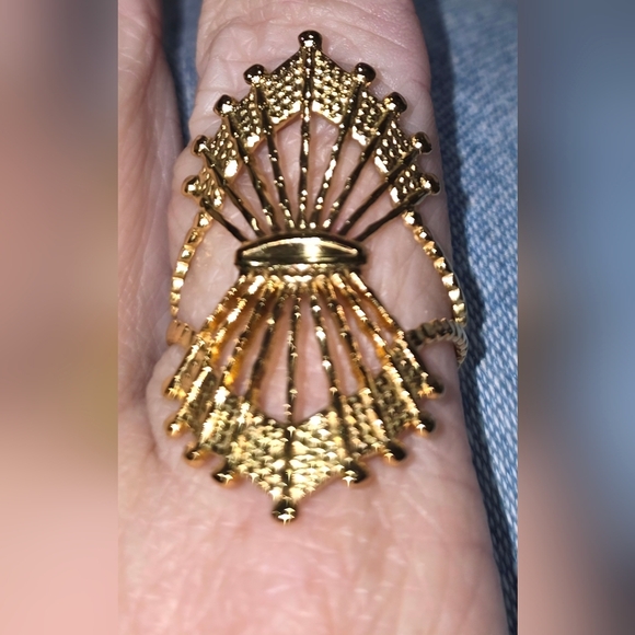 Exquisite Gold Fan Design Ring - Picture 1 of 5